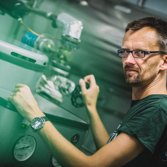 Bild enthält, Adult, Male, Man, Person, Finger, Head, Face, Glasses, Worker, Portrait