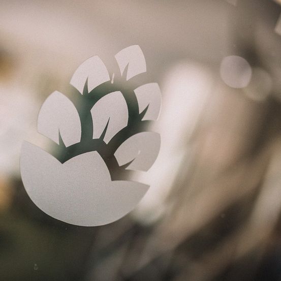 Bild enthält, Logo, Symbol, Person