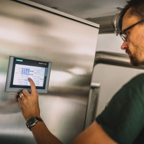 Bild enthält, Adult, Male, Man, Person, Computer, Face, Head, Glasses, Monitor, Ring