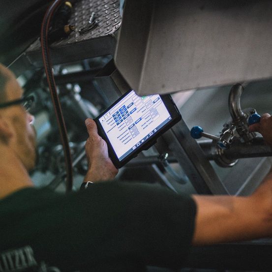 Bild enthält, Adult, Male, Man, Person, Face, Head, Accessories, Glasses, Tablet Computer, Driving