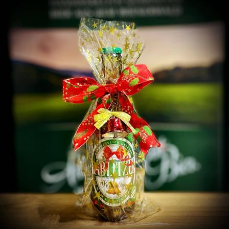 Bild enthält, Alcohol, Beer, Beverage, Tape, Beer Bottle, Bottle, Liquor