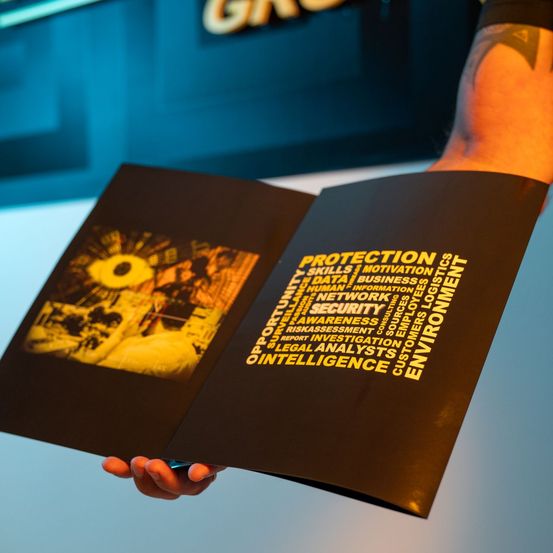 Bild enthält, Advertisement, Poster, Book, Publication, Business Card, Paper, Text