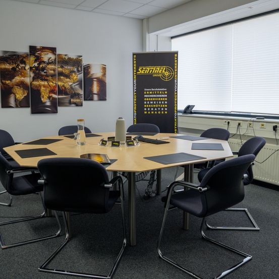 Bild enthält, Indoors, Meeting Room, Office, Room, Chair, Furniture, Desk, Blackboard, Tabletop, Interior Design