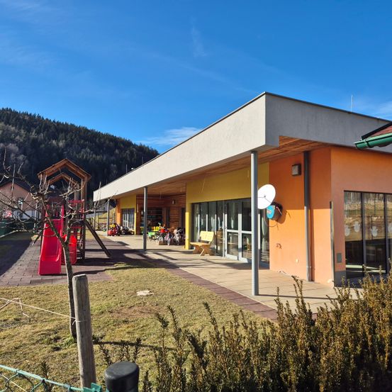 Bild enthält, Architecture, Building, Hotel, Outdoors, Neighborhood, Play Area, Shelter, Resort, Fir, Interior Design