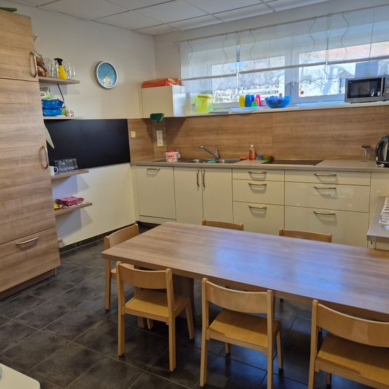 Bild enthält, Indoors, Interior Design, Plywood, Wood, Chair, Furniture, Kitchen, Table, Building, Dining Table