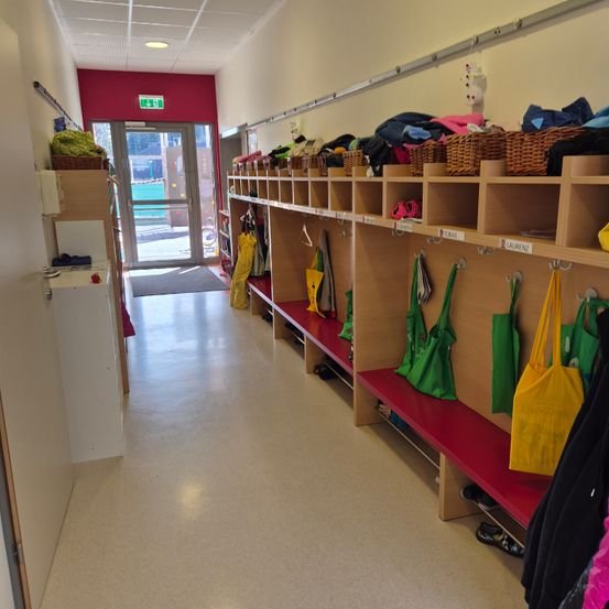 Bild enthält, Floor, Flooring, Building, Indoors, Walk-In Closet, Interior Design, Furniture, Shelf, Wood, Handbag