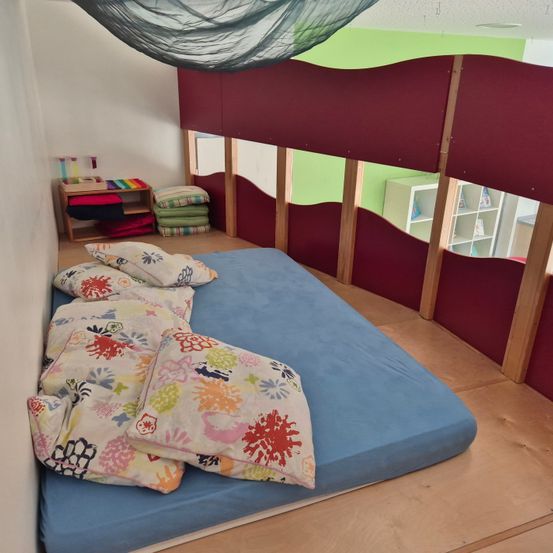 Bild enthält, Indoors, Interior Design, Furniture, Bed, Bedroom, Room, Cushion, Home Decor