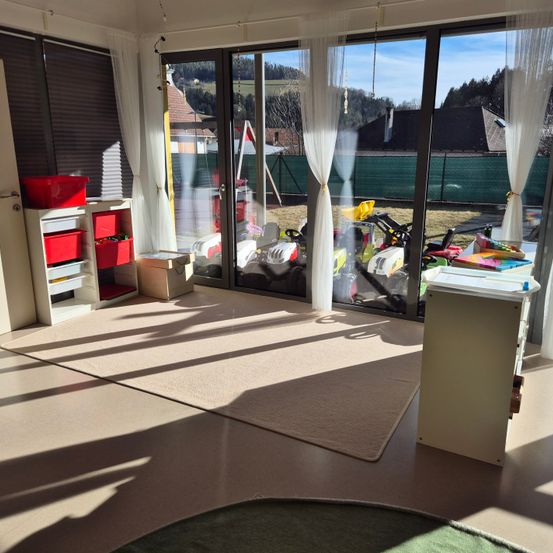 Bild enthält, Floor, Flooring, Building, Home Decor, Interior Design, Door, Furniture, Table, Window, Housing