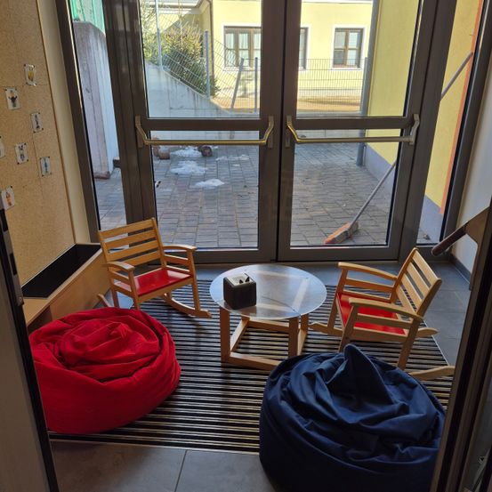 Bild enthält, Floor, Flooring, Chair, Furniture, Building, Indoors, Living Room, Room, Door, Window