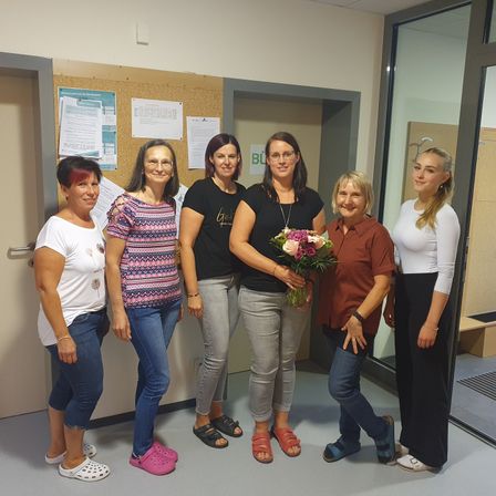 Bild enthält, Pants, Blouse, Flower Arrangement, Groupshot, Person, Flower Bouquet, Portrait, Jeans, Shoe, Woman