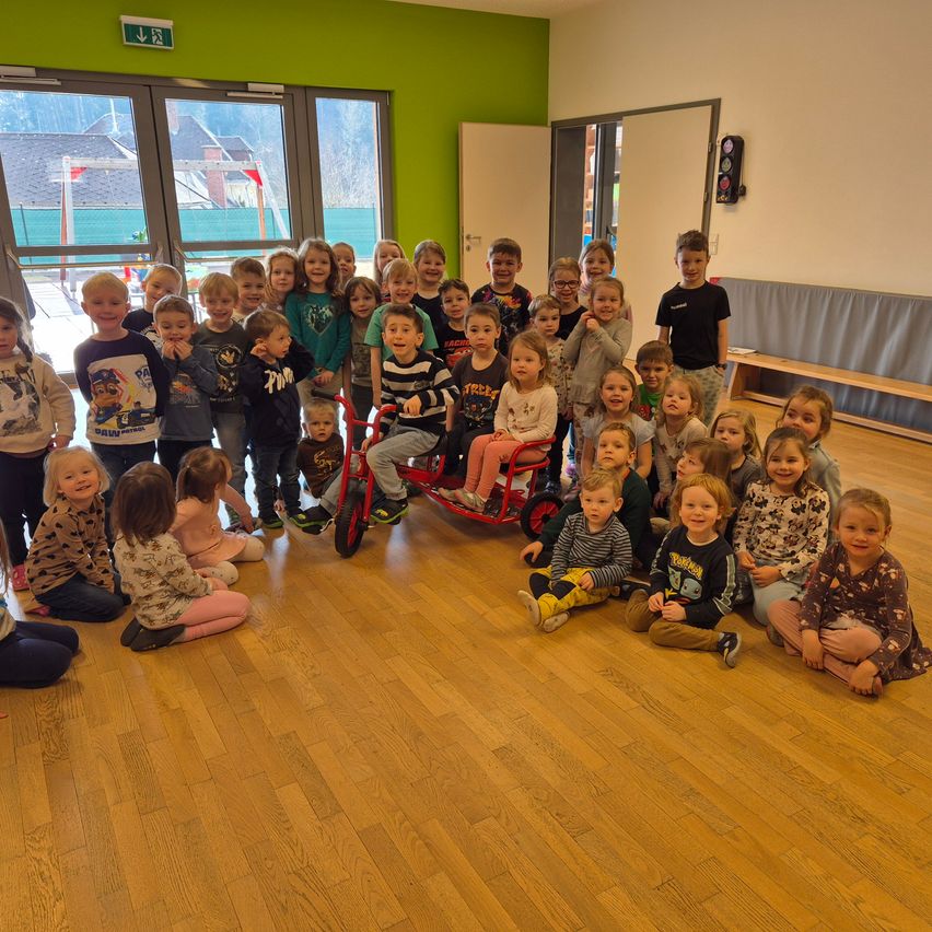 Bild enthält, Floor, Flooring, Hardwood, Wood, Kindergarten, Child, Female, Girl, Person, Boy