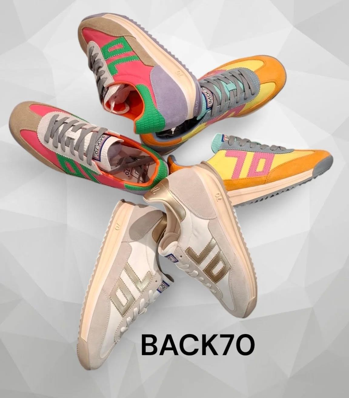 Vier Paar Sneaker in verschiedenen Farben sind zu sehen. Sie haben das Wort 'OL' darauf. Die Sneaker sind aufeinandergestapelt. Das Bild hat einen Wasserzeichen mit dem Text 'BACK70'.