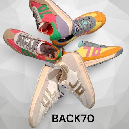Vier Paar Sneaker in verschiedenen Farben sind zu sehen. Sie haben das Wort 'OL' darauf. Die Sneaker sind aufeinandergestapelt. Das Bild hat einen Wasserzeichen mit dem Text 'BACK70'.