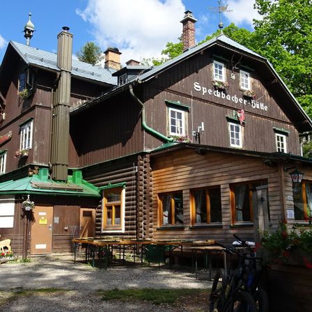 Bild enthält, Building, Cottage, House, Housing, Shelter, Wheel, Person, Cabin, Bicycle, Car