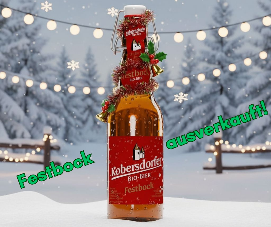 Eine Flasche Festbock Bio-Bier, geschmückt mit Weihnachtskränzen und Glocken, steht in einer verschneiten Landschaft mit festlichen Lichtern im Hintergrund.