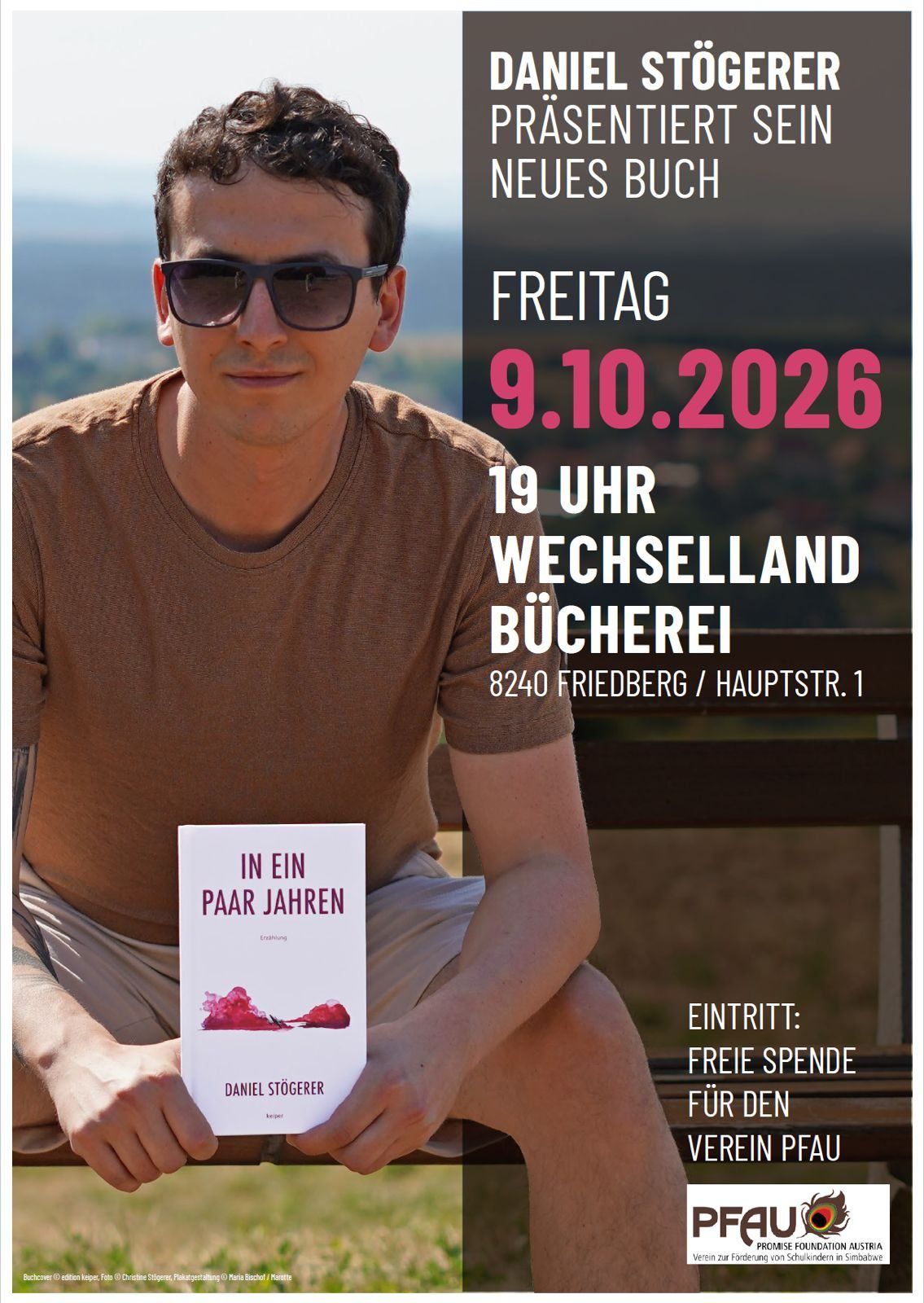 Ein Mann mit Sonnenbrille hält ein Buch mit dem Titel 'In Ein Paar Jahren' vor einem verschwommenen Hintergrund. Das Buchcover zeigt einen roten Spritzer. Der Textüberlagerung lautet 'Freitag 9.10.2026' und '19 Uhr Wechselland Bucherei'.