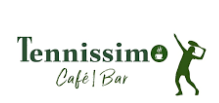 Das Logo der Tennissimo Cafe Bar zeigt einen stilisierten Tennisspieler, der einen Tennisschläger hält. Der Name Tennissimo ist in fetten grünen Buchstaben geschrieben. Darunter steht Cafe Bar in grüner kursiver Schrift.