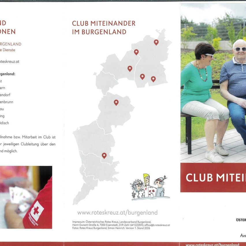 Ein Werbeflyer für Club Miteinander in Burgenland, mit einer Karte, auf der Orte markiert sind, einem älteren Paar auf einer Bank und einer Person, die Karten hält. Der Flyer enthält Kontaktinformationen und eine Website.
