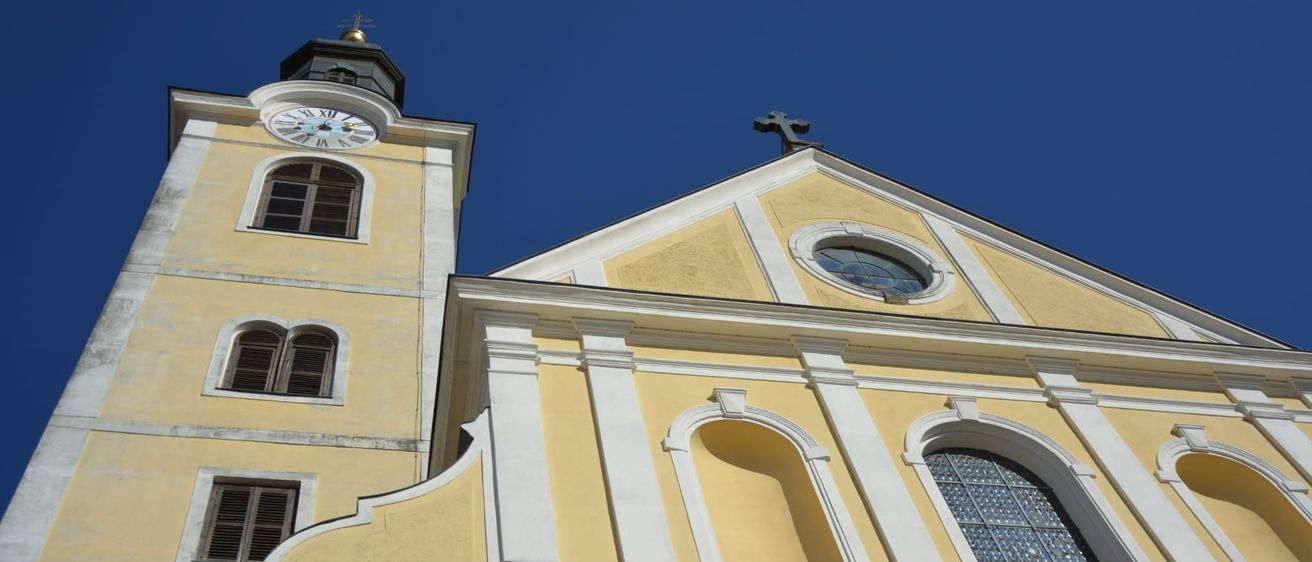 Bild enthält, Architecture, Building, Clock Tower, Tower, Monastery, Bell Tower, Arch, Spire