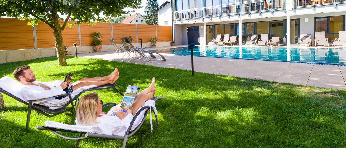 Bild enthält, Adult, Male, Man, Person, Grass, Hotel, Sunbathing, Villa, Resort, Pool