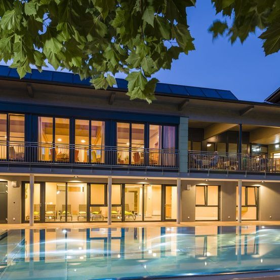 Bild enthält, Building, House, Housing, Villa, Pool, Water, Hotel, Swimming Pool, Resort, Condo