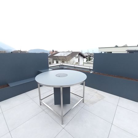 Bild enthält, Architecture, Balcony, Building, Furniture, Table, Tabletop