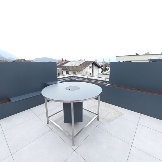 Bild enthält, Architecture, Balcony, Building, Furniture, Table, Tabletop