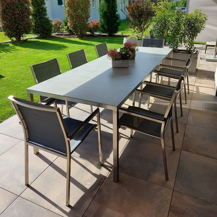 Bild enthält, Furniture, Table, Tabletop, Dining Table, Floor, Indoors, Interior Design