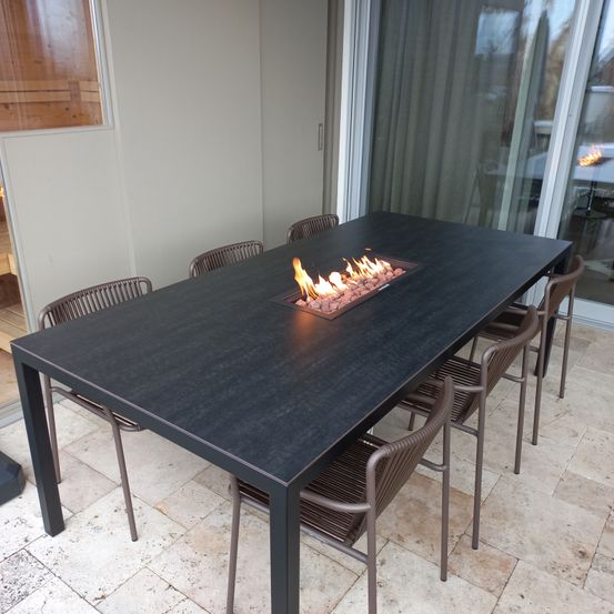 Bild enthält, Furniture, Table, Tabletop, Floor, Dining Table, Indoors, Interior Design, Chair, Flooring, Fireplace