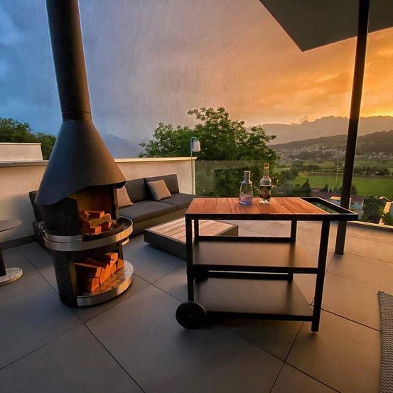 Bild enthält, Fireplace, Indoors, Terrace, Furniture, Table, Floor, Coffee Table, Outdoors