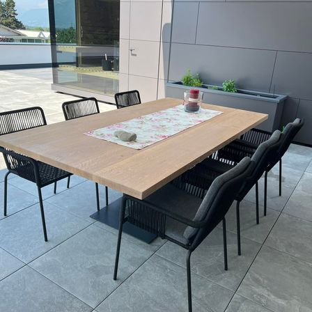 Bild enthält, Furniture, Table, Tabletop, Floor, Indoors, Interior Design