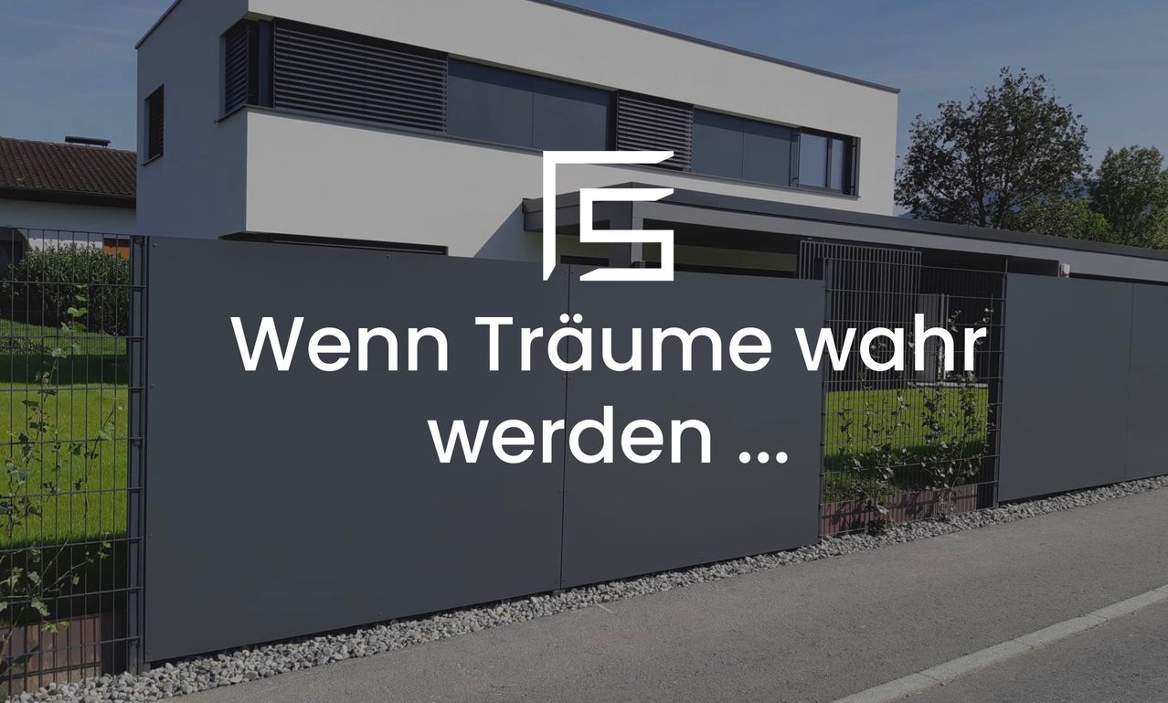 Ein modernes Haus mit einem großen grauen Tor davor, die Worte 'Wenn Trume wahr werden...' sind auf das Tor geschrieben.