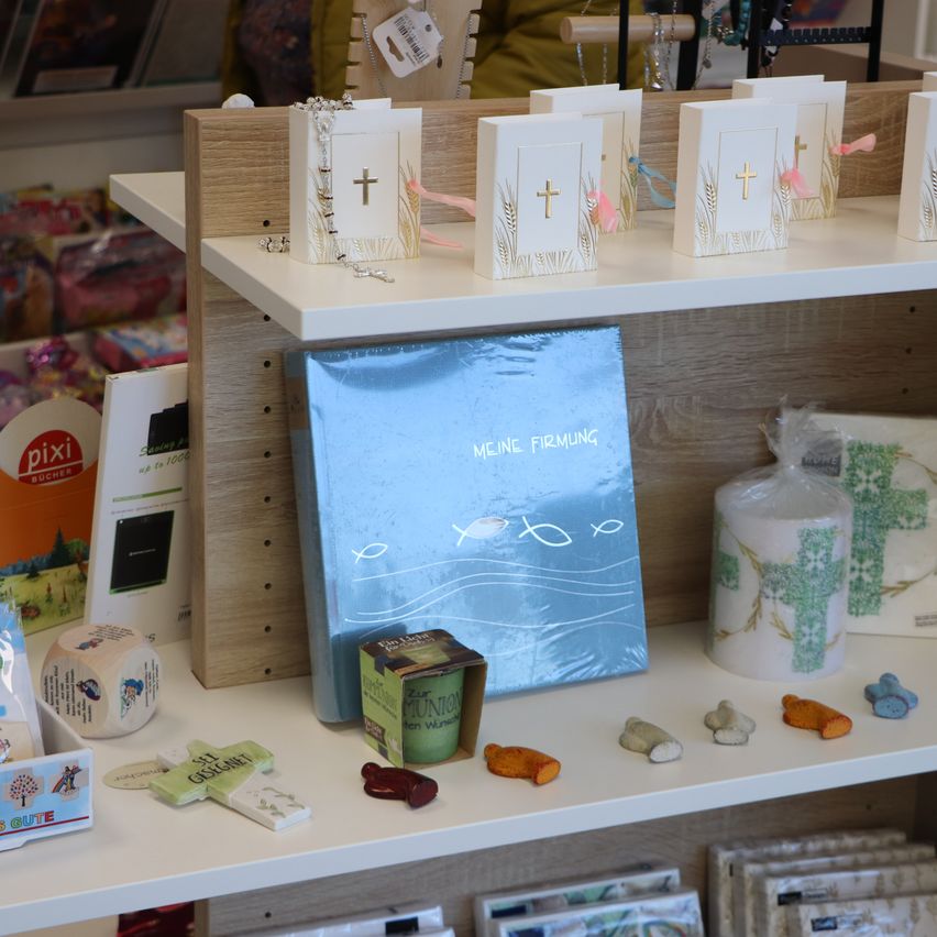 Bild enthält, Shelf, Box, Furniture, Food, Sweets, Person, Shop