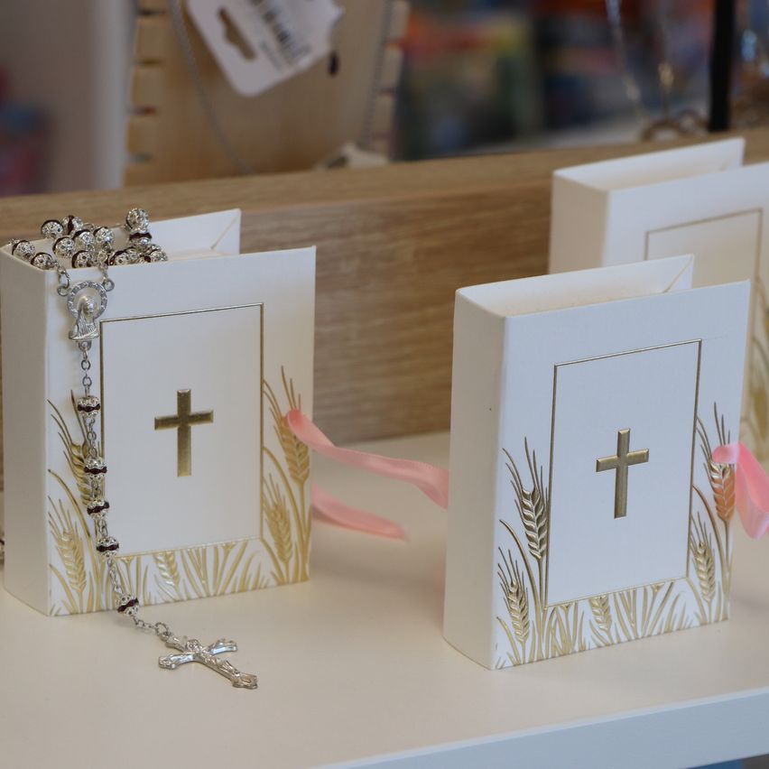 Bild enthält, Accessories, Earring, Jewelry, Cross, Symbol, Text, Box