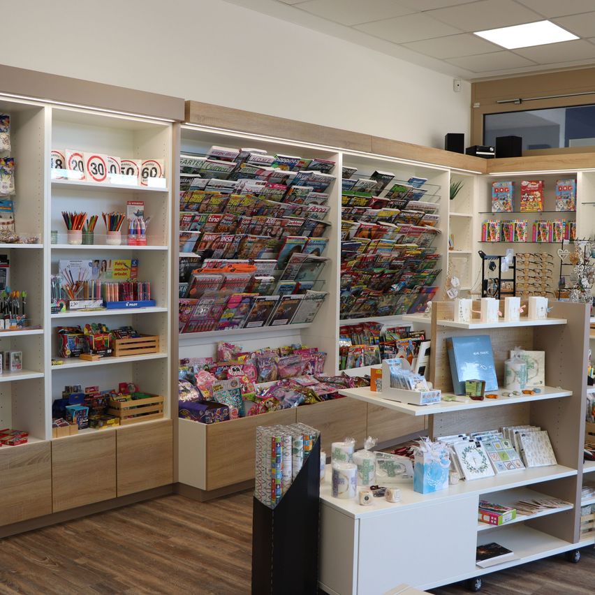 Bild enthält, Shelf, Architecture, Building, Shop, Indoors, Publication, Book, Person, Furniture