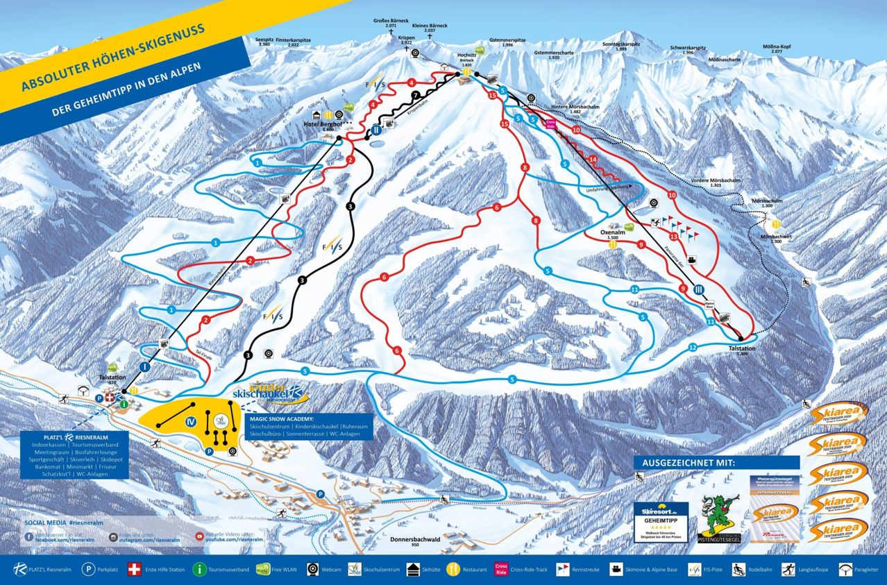 Eine Ski-Trail-Karte des Skigebietsgebirgs mit mehreren in verschiedenen Farben markierten Pisten. Skilifte und Hänge sind markiert, zusammen mit einer Schneeakademie und einem Skischulzentrum.
