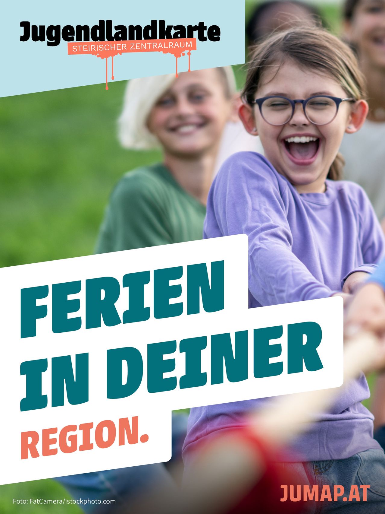 Ein lachender Junge schwingt einen Schläger, während ein anderes Mädchen lächelt. Der Text lautet Ferien in deiner Region.