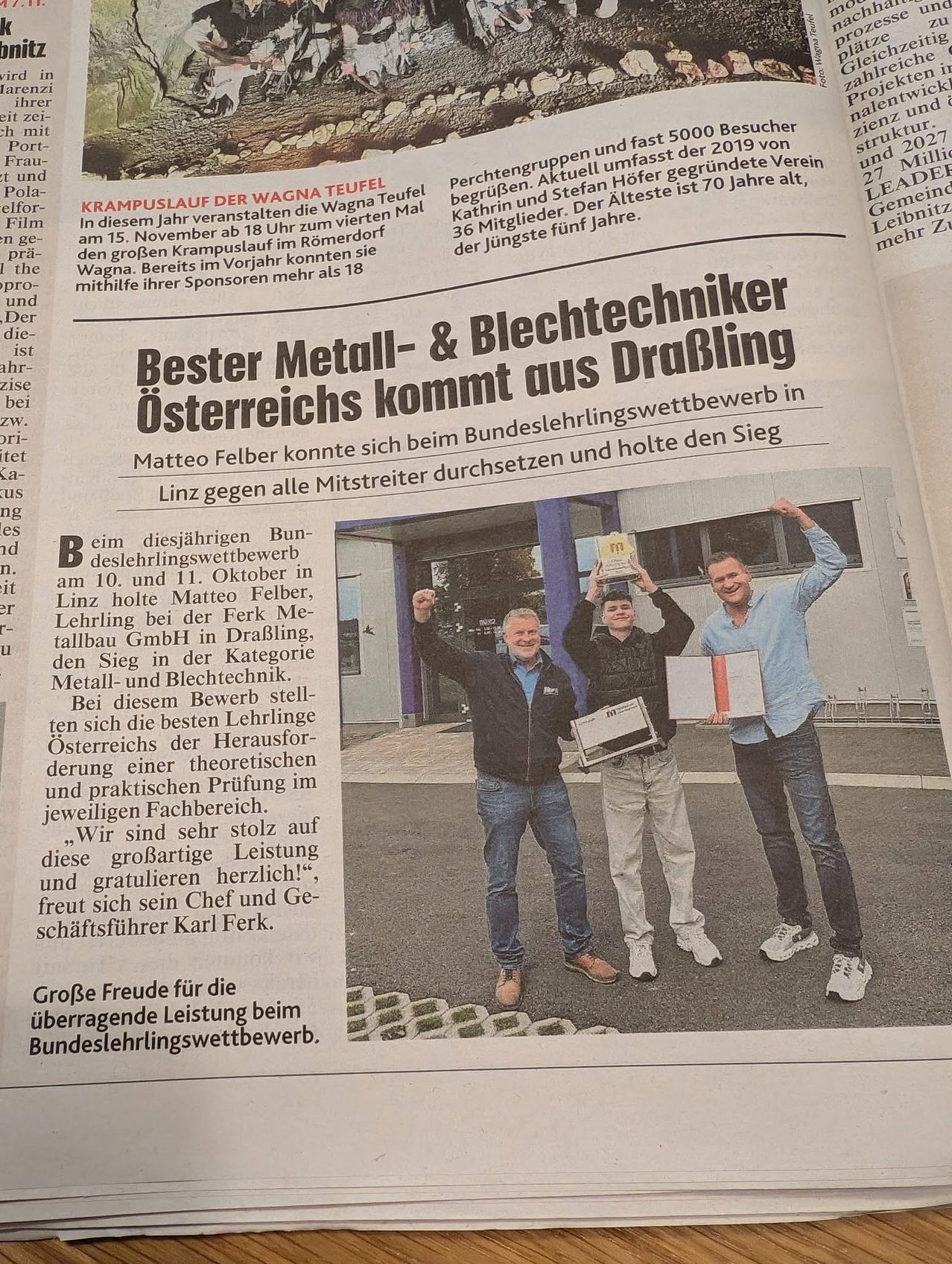 Ein Zeitungsartikel berichtet über den jährlichen Lehrlingswettbewerb, bei dem Matteo Felberg von Ferk Metallbau GmbH in Draßburg als Sieger hervorging. Der Wettbewerb, der am 10. und 11. Oktober stattfand, bewertete Lehrlinge in den Kategorien Metall- und Blechtechnik. Die Gewinner posieren mit ihren Ausbildern stolz für ein Foto vor dem Gebäude.