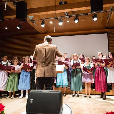 Bild enthält, Adult, Male, Man, Person, Singing, Female, Woman, Crowd, People, Child