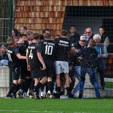 Bild enthält, People, Person, Shoe, Skirt, Adult, Female, Woman, Boy, Male, Teen