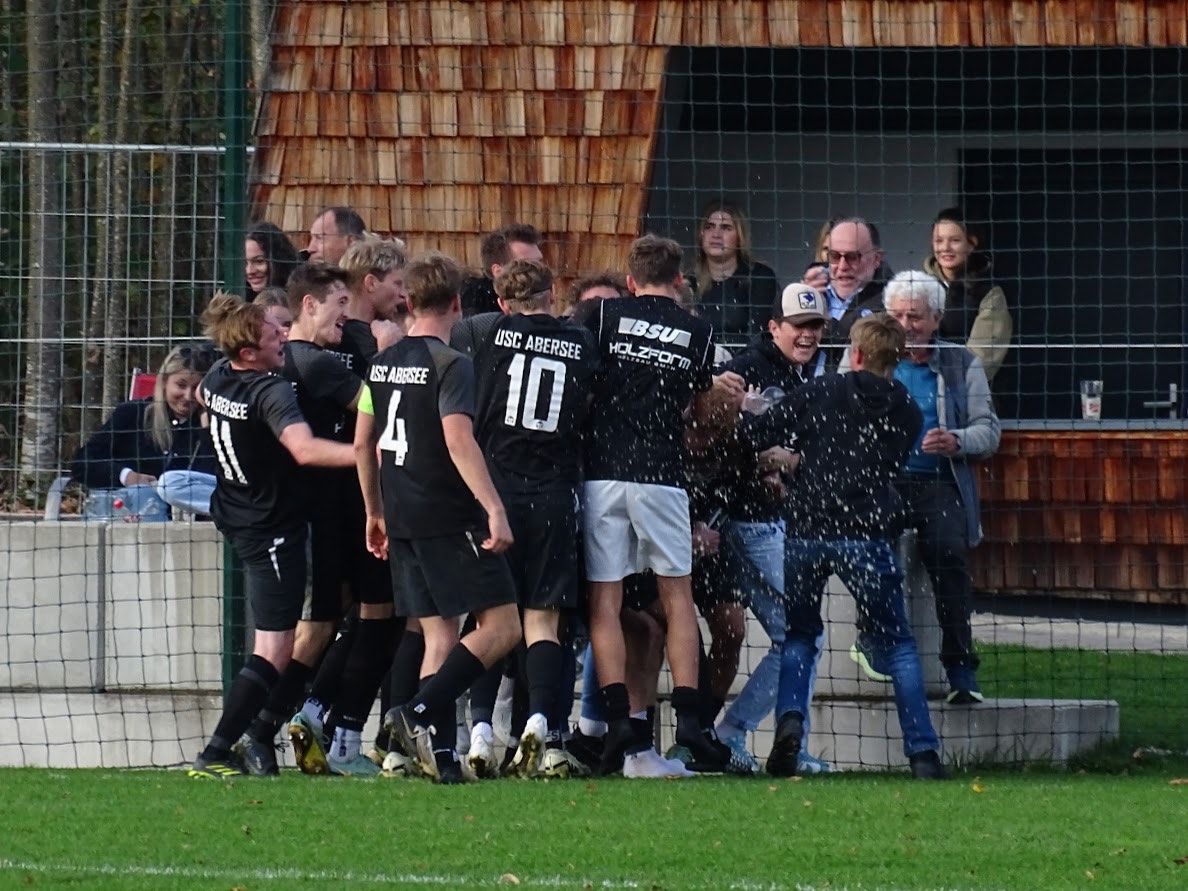Bild enthält, People, Person, Shoe, Skirt, Adult, Female, Woman, Boy, Male, Teen