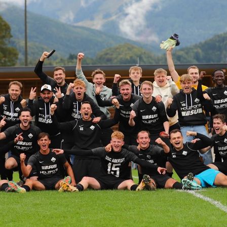 Bild enthält, People, Person, Groupshot, Celebrating, Face, Happy, Head, Shoe, Adult, Man