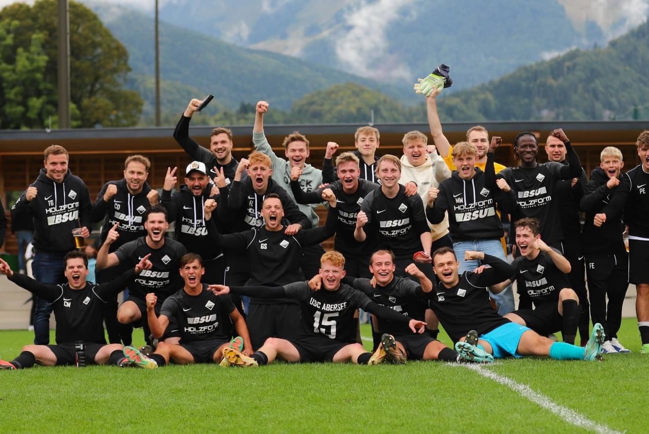 Bild enthält, People, Person, Groupshot, Celebrating, Face, Happy, Head, Shoe, Adult, Man