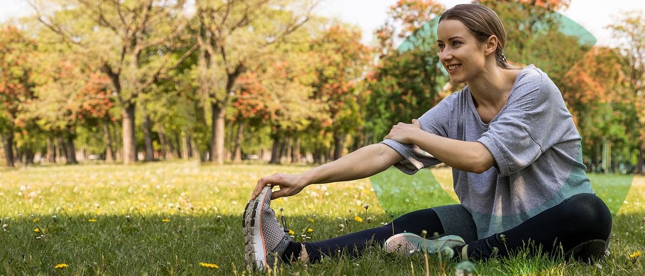 Bild enthält, Person, Sitting, Female, Girl, Teen, Grass, Face, Head, Pilates, Happy