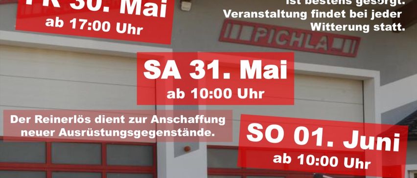 Ein roter Feuerwehrwagen steht vor einem Gebäude. Ein Plakat auf Deutsch gibt an, dass die Veranstaltung am 30., 31. Mai und 1. Juni stattfinden wird. Der Text enthält die Zeit und den Ort der Veranstaltung.