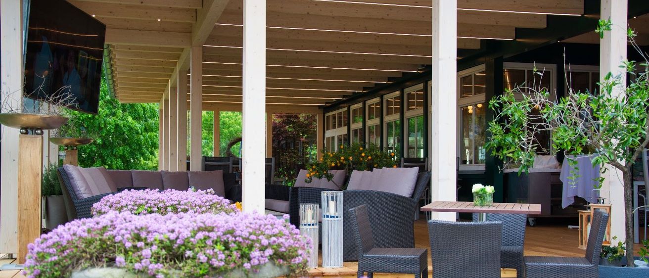 Bild enthält, Interior Design, Potted Plant, Porch, Terrace, Dining Table, Table, Chair, Patio, Garden, Flower