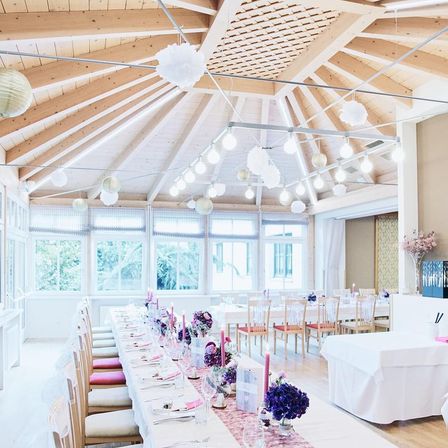 Bild enthält, Indoors, Fun, Hall, Banquet, Cup, Fork, Ceiling Fan