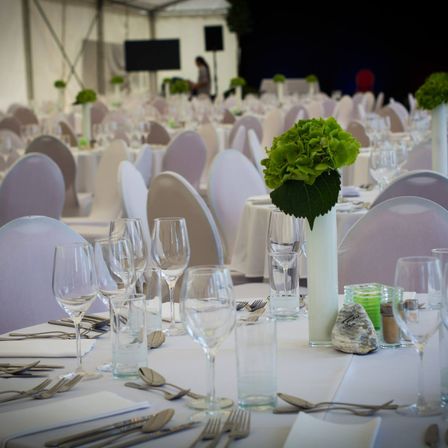 Bild enthält, Indoors, Table, Hall, Fun, Tabletop, Fork, Cup, Banquet, Dining Table, Person