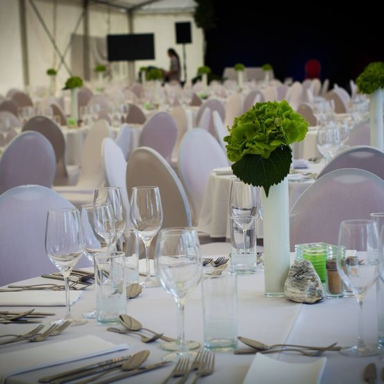 Bild enthält, Indoors, Table, Hall, Fun, Tabletop, Fork, Cup, Banquet, Dining Table, Person