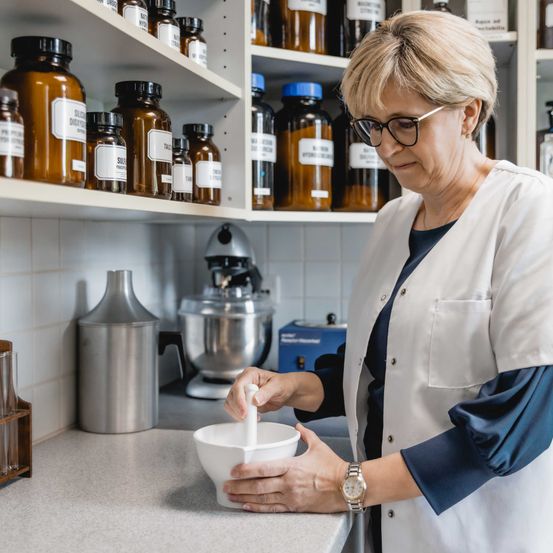 Bild enthält, Crib, Infant Bed, Adult, Male, Man, Person, Accessories, Glasses